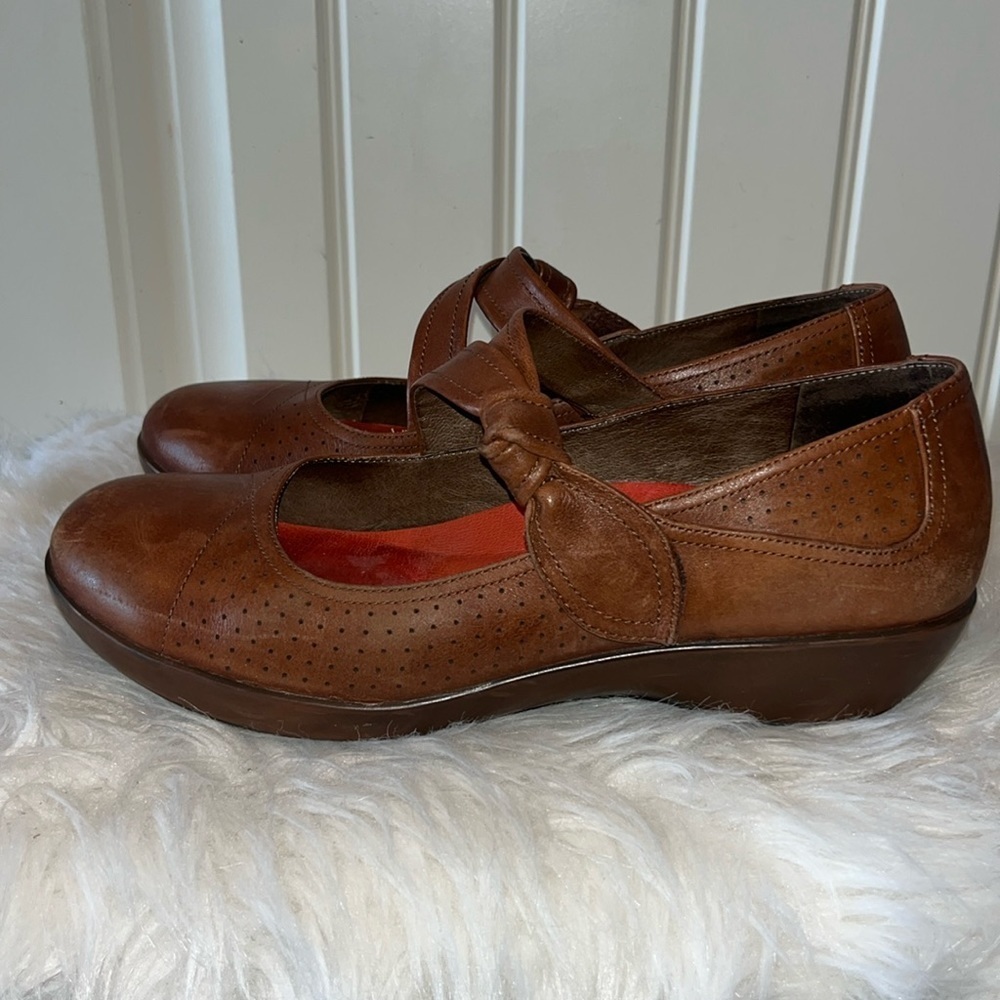 Brown leather adorable Dansko Mary Jane knot shoe boho cottagecore granny sz 40